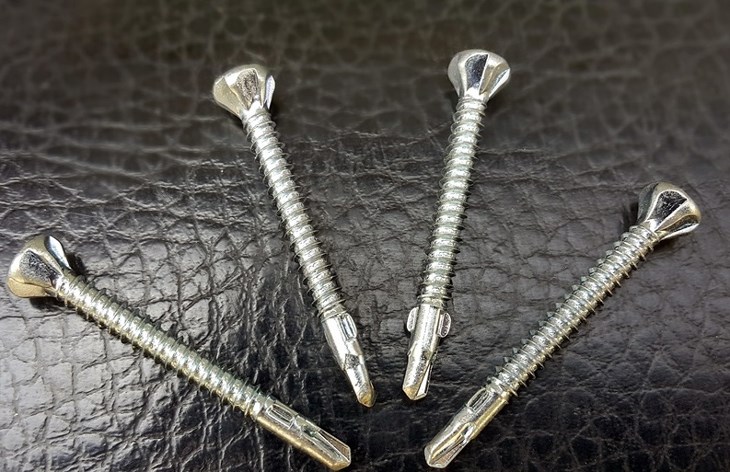 Vít bê tông có đầu mũi khoan tự đâm (self-drilling) và một lớp vỏ bằng thép cứng hoặc hợp kim