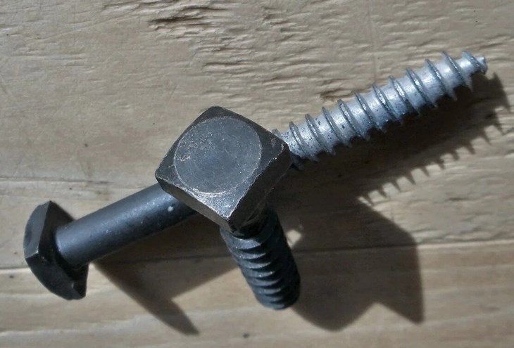 Vít lag có phần đầu dạng hình lục giác hoặc hình vuông với ren phần thân thô Vít lag có phần đầu dạng hình lục giác hoặc hình vuông với ren phần thân thô